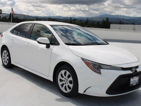 Certified 2021 Toyota Corolla LE image 2