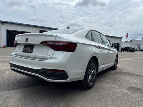Used 2023 Volkswagen Jetta SE w/ Panoramic Sunroof Package FWD image 3