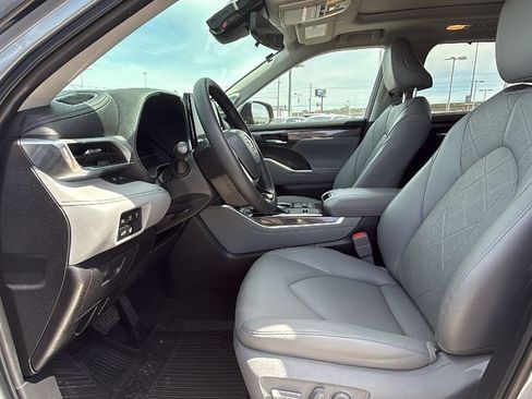 Used 2023 Toyota Highlander Platinum image 10