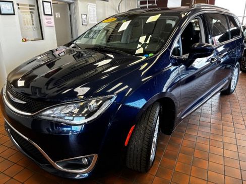 Used 2020 Chrysler Pacifica Touring-L image 8