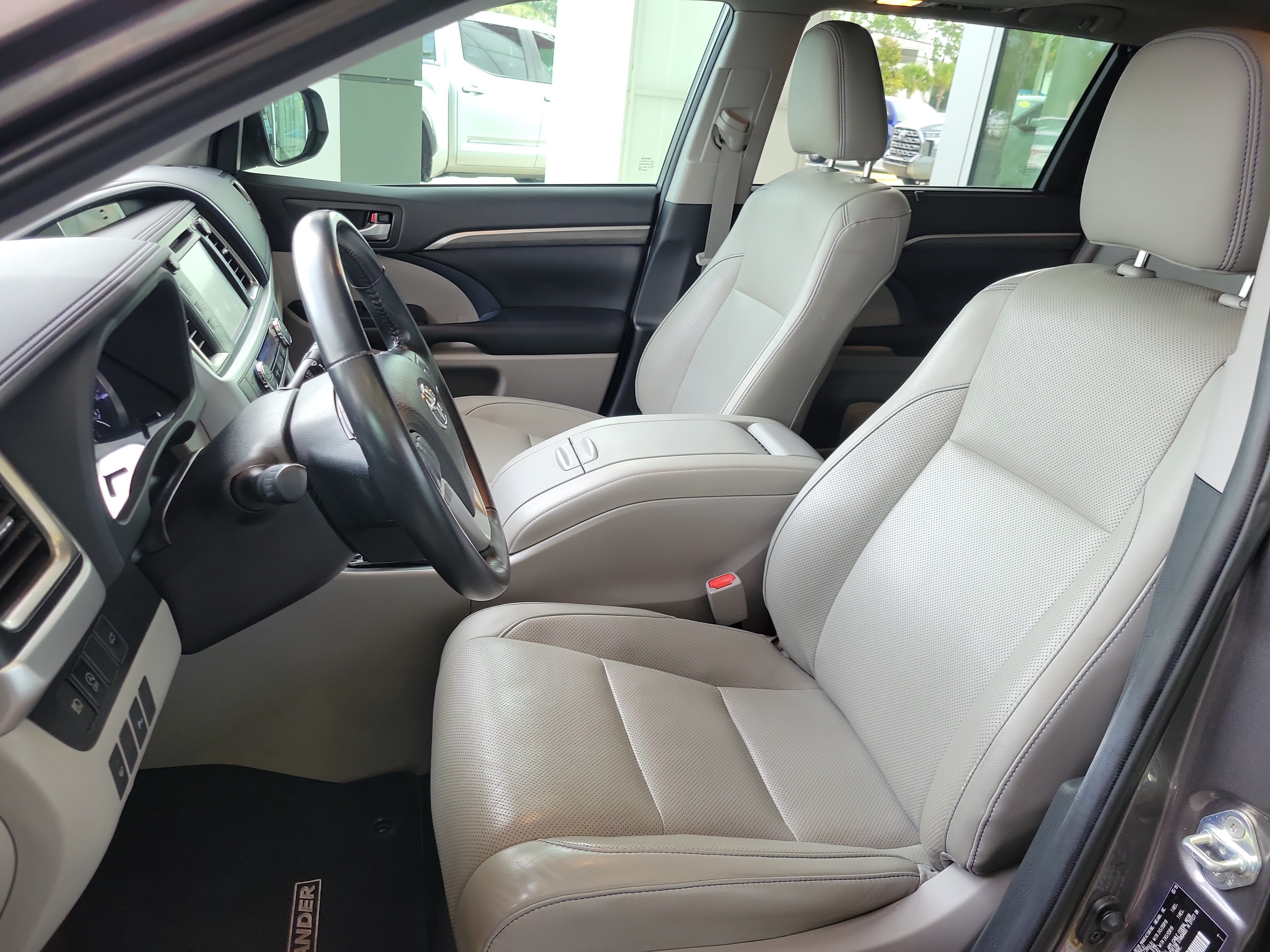 Used 2019 Toyota Highlander Limited FWD image 13