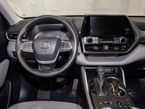 Used 2023 Toyota Highlander L image 2