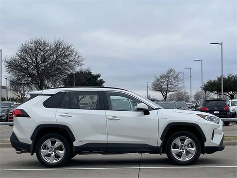 Used 2021 Toyota RAV4 XLE Premium image 3