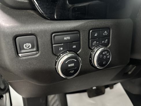 Used 2025 GMC Sierra 1500 SLT AWD/4WD image 16