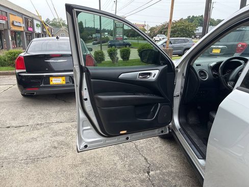 Used 2019 Nissan Pathfinder SL FWD image 6