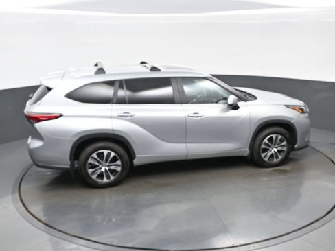 Used 2023 Toyota Highlander XLE AWD/4WD image 44