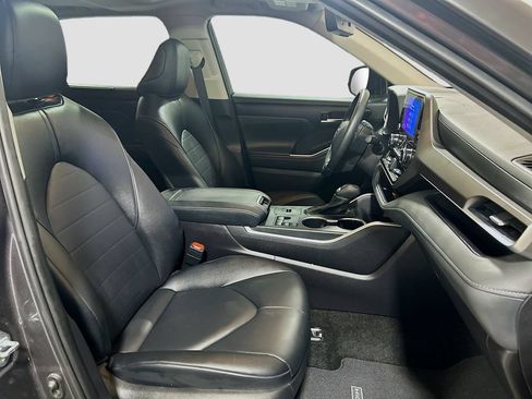 Used 2025 Toyota Highlander XLE FWD image 27