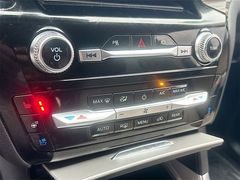 Used 2022 Ford Explorer Limited image 16