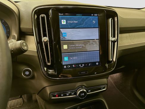 Used 2025 Volvo XC40 B5 Plus image 26