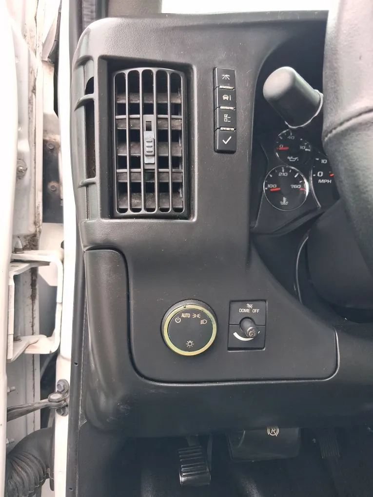 Used 2015 Chevrolet Express 2500 RWD image 22