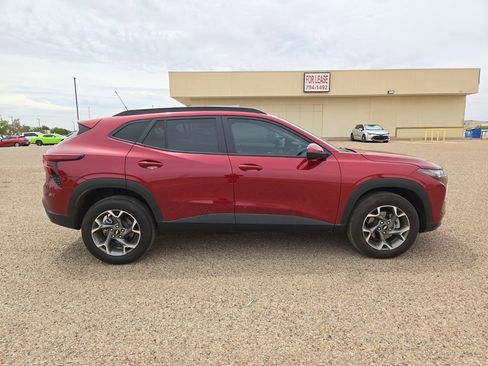 Used 2025 Chevrolet Trax LT FWD image 6