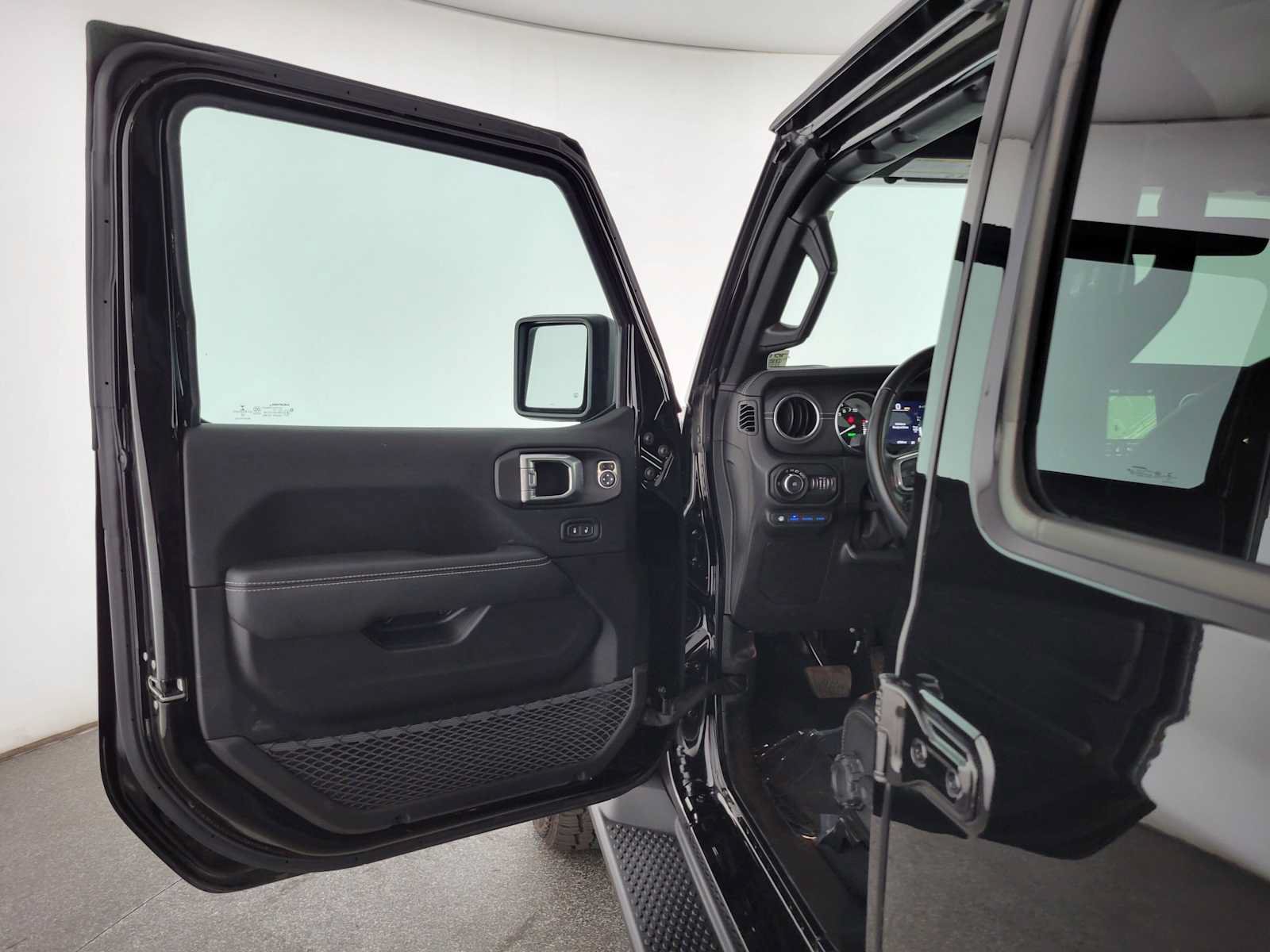 Used 2022 Jeep Wrangler Unlimited Sahara AWD/4WD image 19