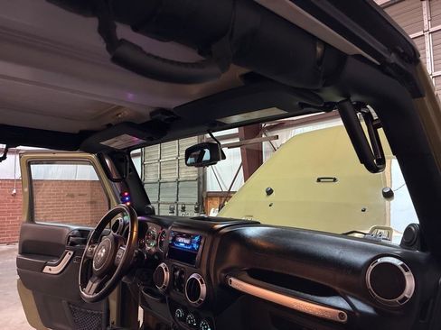 Used 2013 Jeep Wrangler Unlimited Rubicon image 40