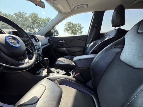 Used 2019 Jeep Cherokee Latitude Plus w/ Cold Weather Group AWD/4WD image 10