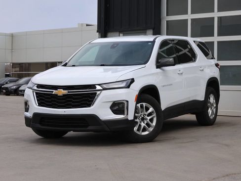 Used 2022 Chevrolet Traverse LS image 3