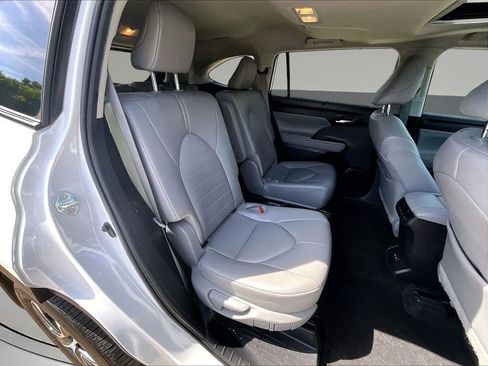Used 2024 Toyota Highlander XLE AWD/4WD image 29