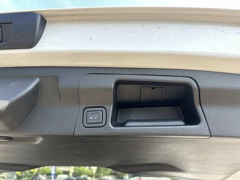 Used 2023 GMC Acadia SLE w/ Driver Convenience Package AWD/4WD image 17