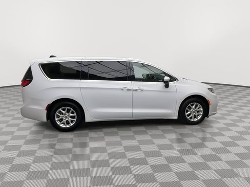 Used 2023 Chrysler Pacifica Touring-L image 38