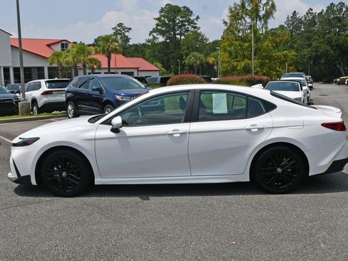 Used 2025 Toyota Camry SE FWD image 2