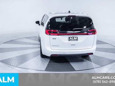 Used 2024 Chrysler Pacifica Touring-L image 8