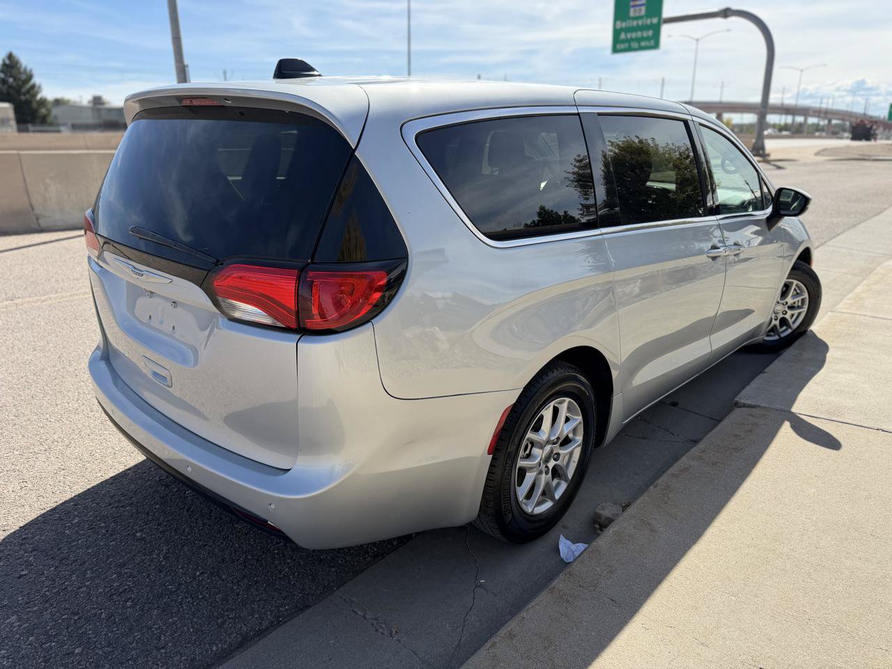 Used 2023 Chrysler Pacifica Touring-L FWD image 5