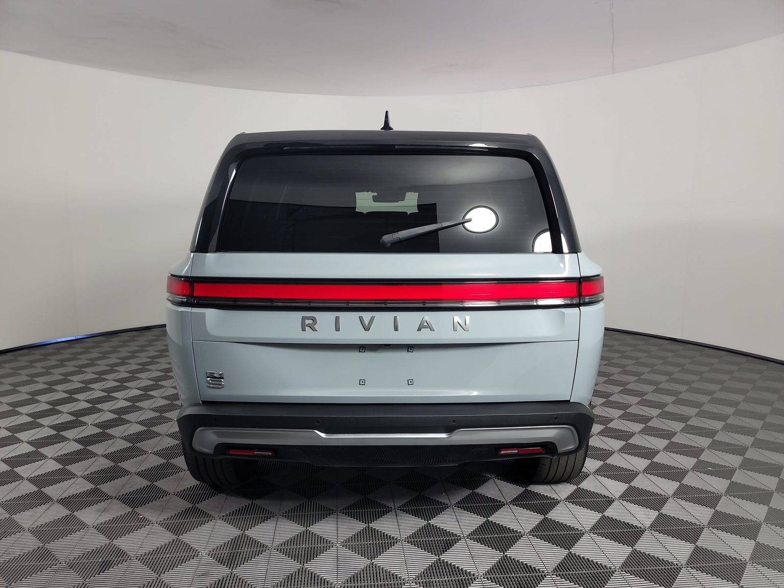 Used 2025 Rivian R1S Adventure Dual AWD/4WD image 4