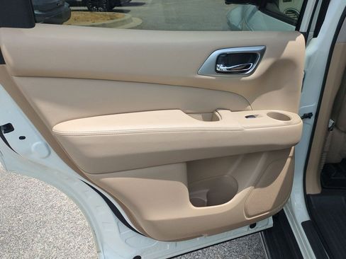 Used 2020 Nissan Pathfinder Platinum FWD image 29