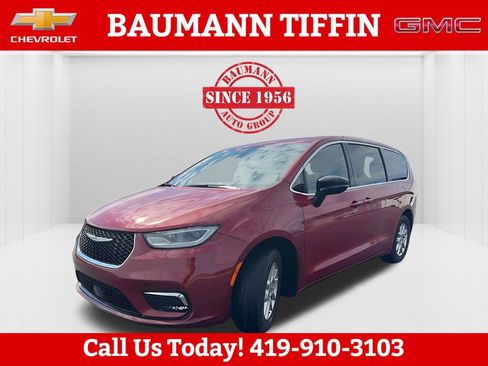 Used 2025 Chrysler Pacifica Select image 13
