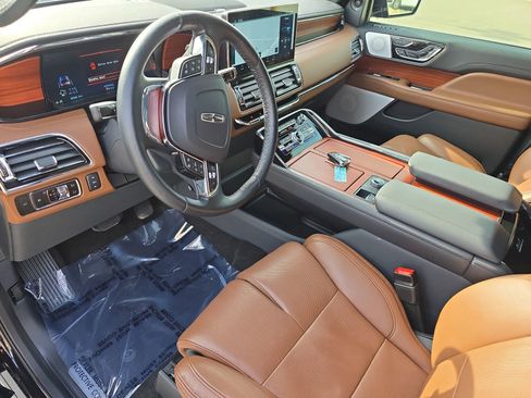 Used 2024 Lincoln Navigator Reserve image 40