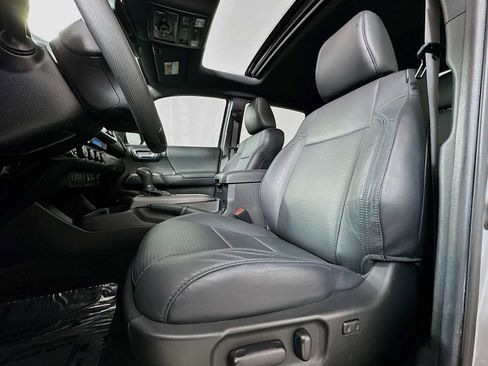 Used 2021 Toyota Tacoma TRD Off-Road w/ TRD Premium Off Road Package image 19