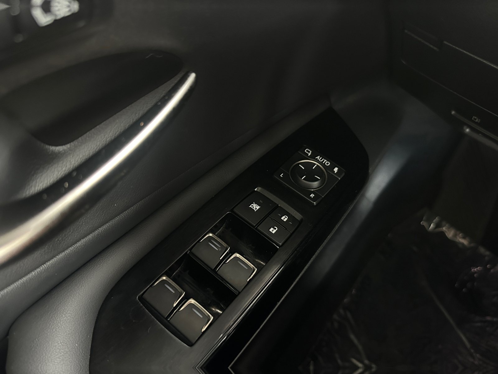 Used 2024 Lexus ES 300h w/ Premium Package FWD image 18