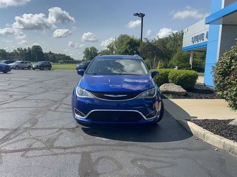 Used 2018 Chrysler Pacifica Touring-L Plus w/ Advanced Safetytec Group FWD image 2