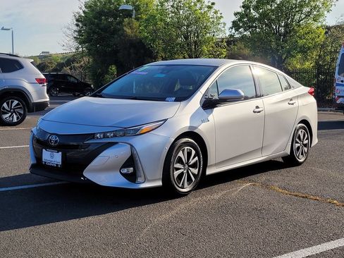 Used 2017 Toyota Prius Prime Advanced w/ Carpet Mat Package FWD image 10