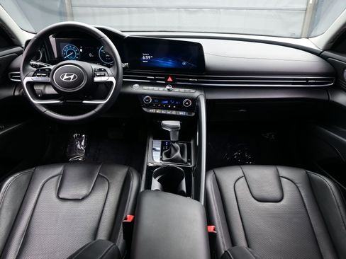 Certified 2025 Hyundai Elantra Limited image 17