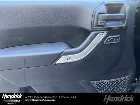 Used 2016 Jeep Wrangler Unlimited Rubicon w/ Connectivity Group AWD/4WD image 1