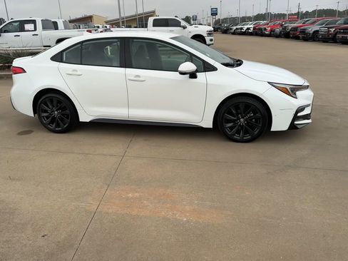 Used 2024 Toyota Corolla SE image 2