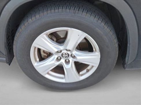 Used 2021 Toyota Highlander LE FWD image 9