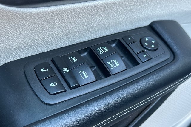 Used 2024 Chrysler Pacifica Limited FWD image 12