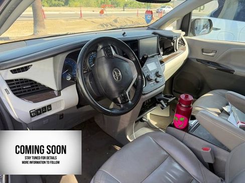 Used 2015 Toyota Sienna XLE Premium FWD image 5