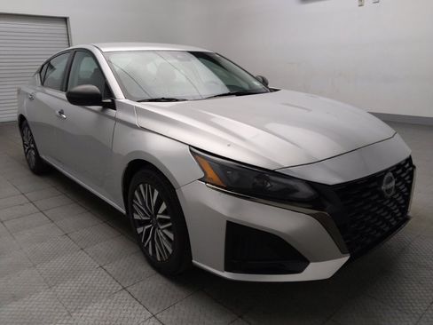 Used 2024 Nissan Altima 2.5 SV FWD image 13