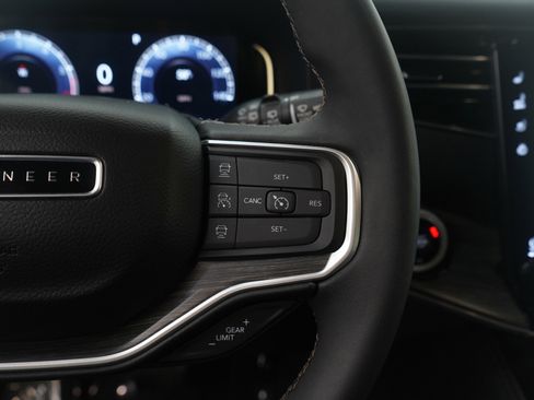 Used 2024 Jeep Wagoneer L Series III w/ Flexible Seating Group AWD/4WD image 21