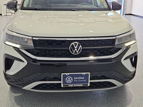 Used 2023 Volkswagen Taos SE w/ Panoramic Sunroof Package FWD image 10
