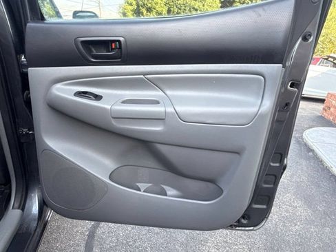 Used 2012 Toyota Tacoma 4x4 Double Cab w/ SR5 Pkg image 19