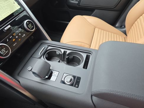 Certified 2025 Land Rover Discovery Dynamic SE image 26