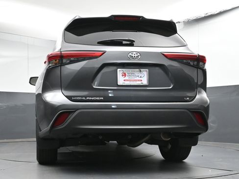 Certified 2022 Toyota Highlander LE image 29
