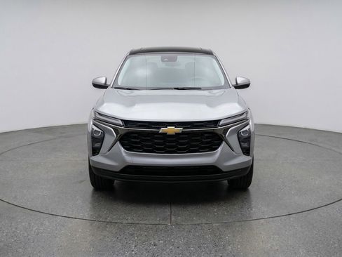 Used 2025 Chevrolet Trax LT FWD image 2