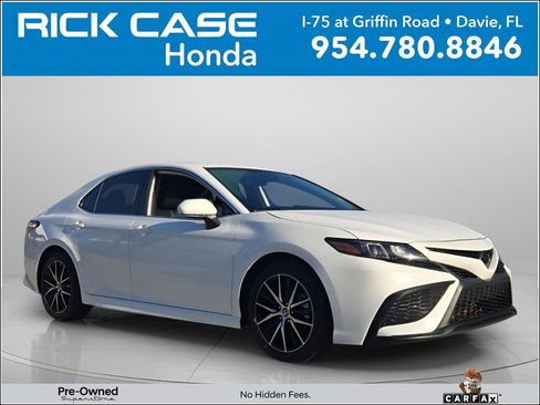 Used 2024 Toyota Camry SE image 1