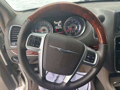 Used 2013 Chrysler Town & Country Limited w/ Luxury Group image 17