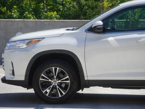 Used 2019 Toyota Highlander LE AWD/4WD image 9