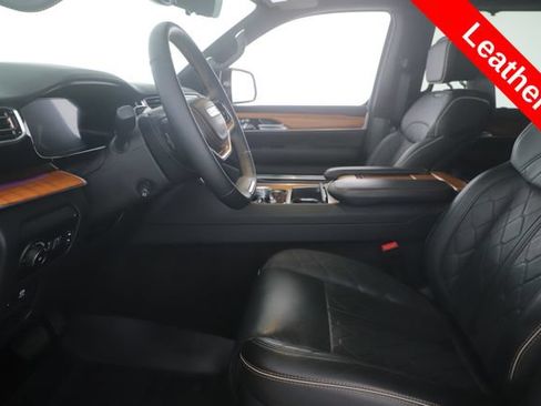 Used 2025 Jeep Grand Wagoneer Series III w/ Rear Seat Video Group 1 AWD/4WD image 17